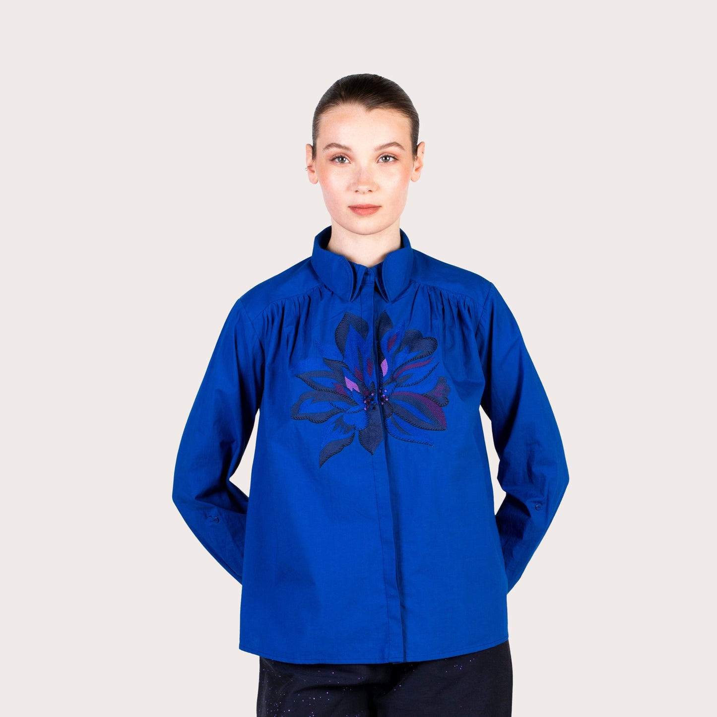 Broderie main LO NEEL