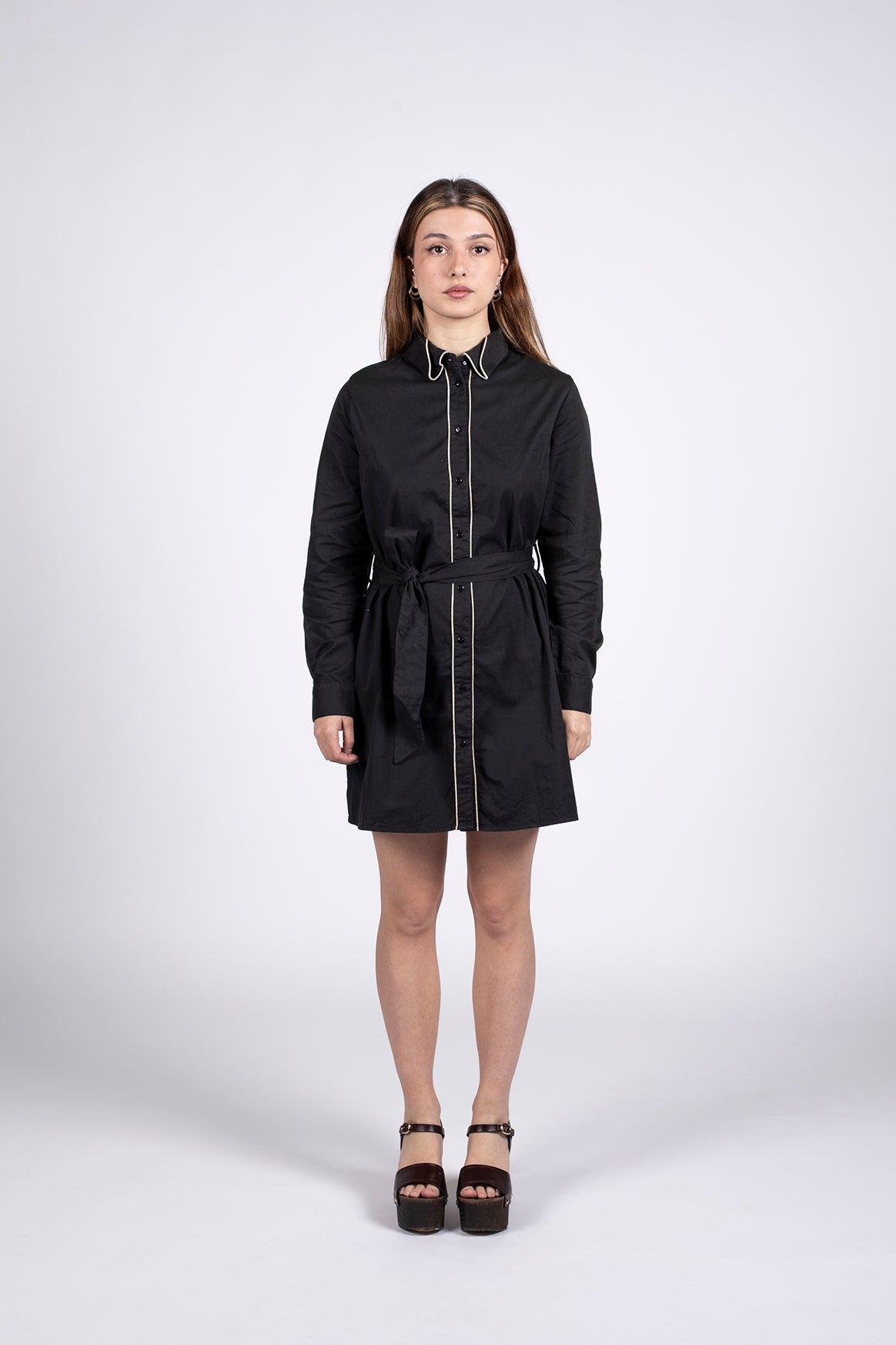 robe chemise noire mi-longue noué à la taille
