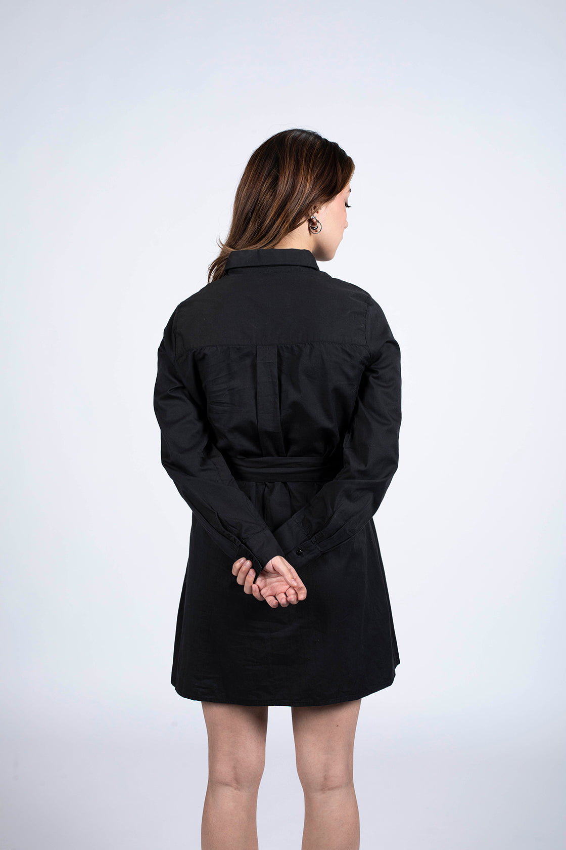 robe chemise noire mi-longue fabriqué à partir de coton bio certifié GOTS