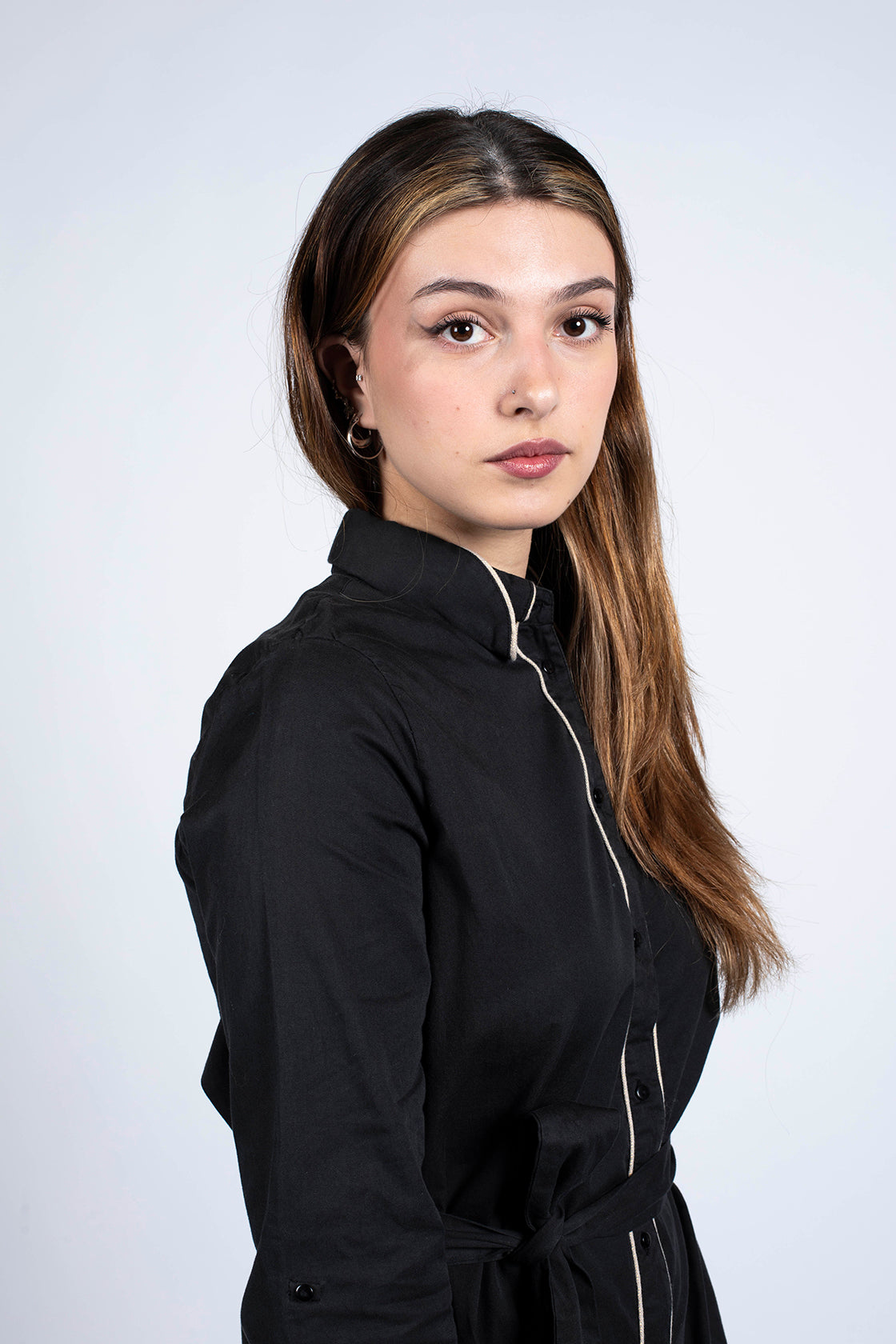 robe col chemise noire avec liseré doré