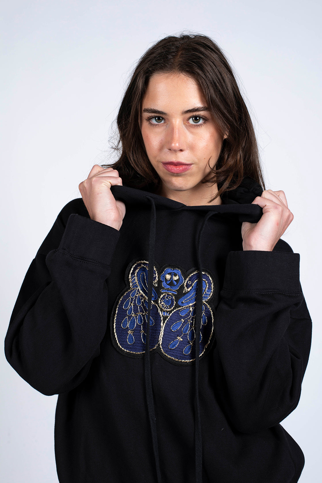 sweat noir avec broderie artisanale unisexe
