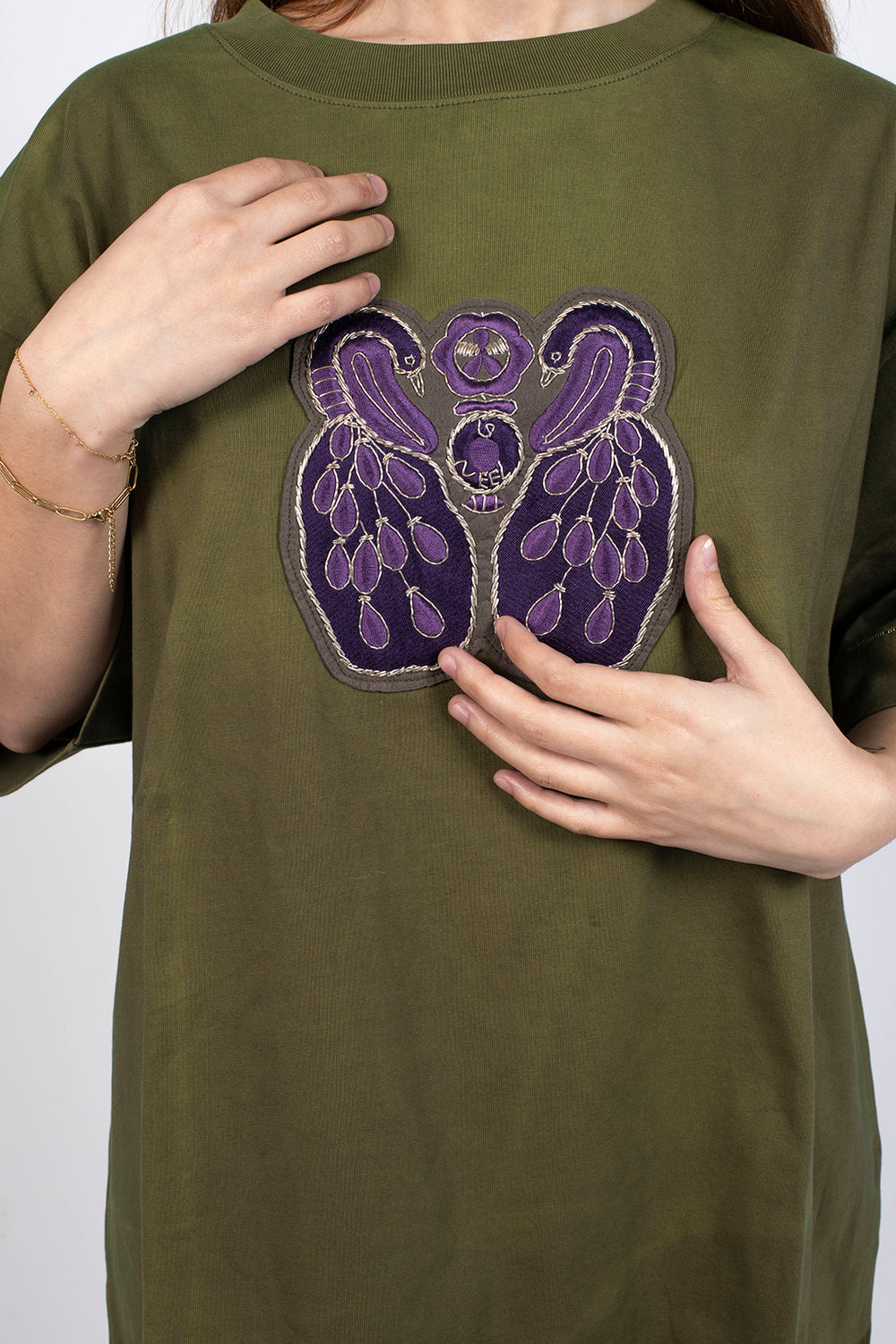 t-shirt kaki unisexe en coton bio certifié GOTS avec broderie artisanale