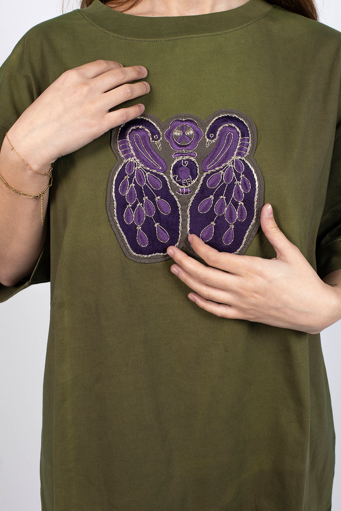 t-shirt kaki unisexe en coton bio certifié GOTS avec broderie artisanale
