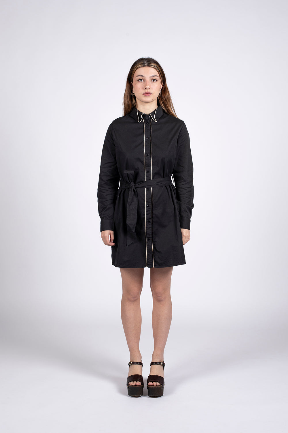 robe chemise noire mi-longue noué à la taille