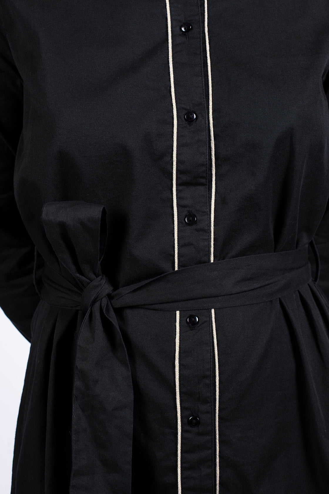 robe chemise noire mi-longue noué à la taille avec liseré doré