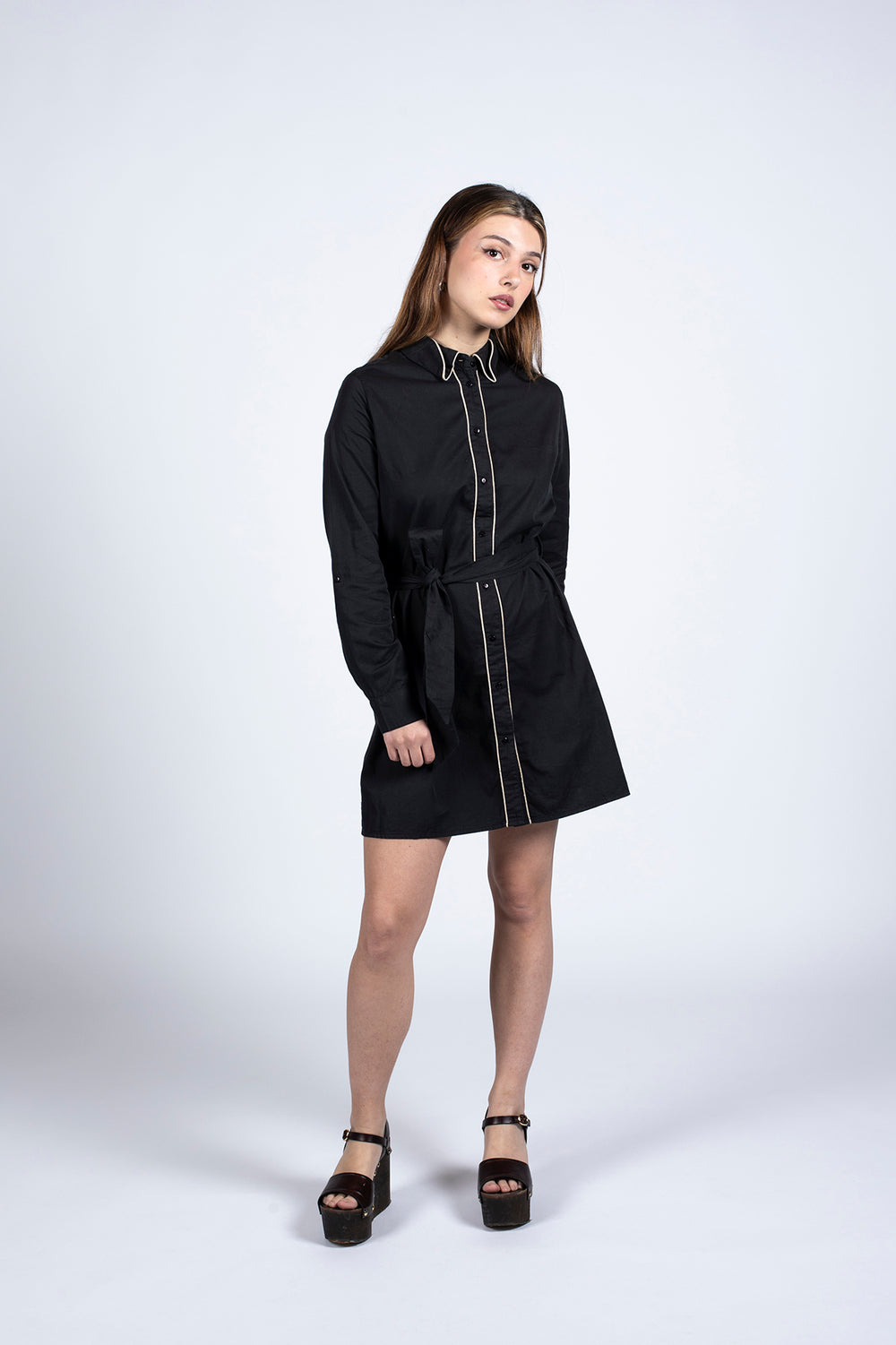 robe col chemise noire mi-longue bicolore avec un liseré doré