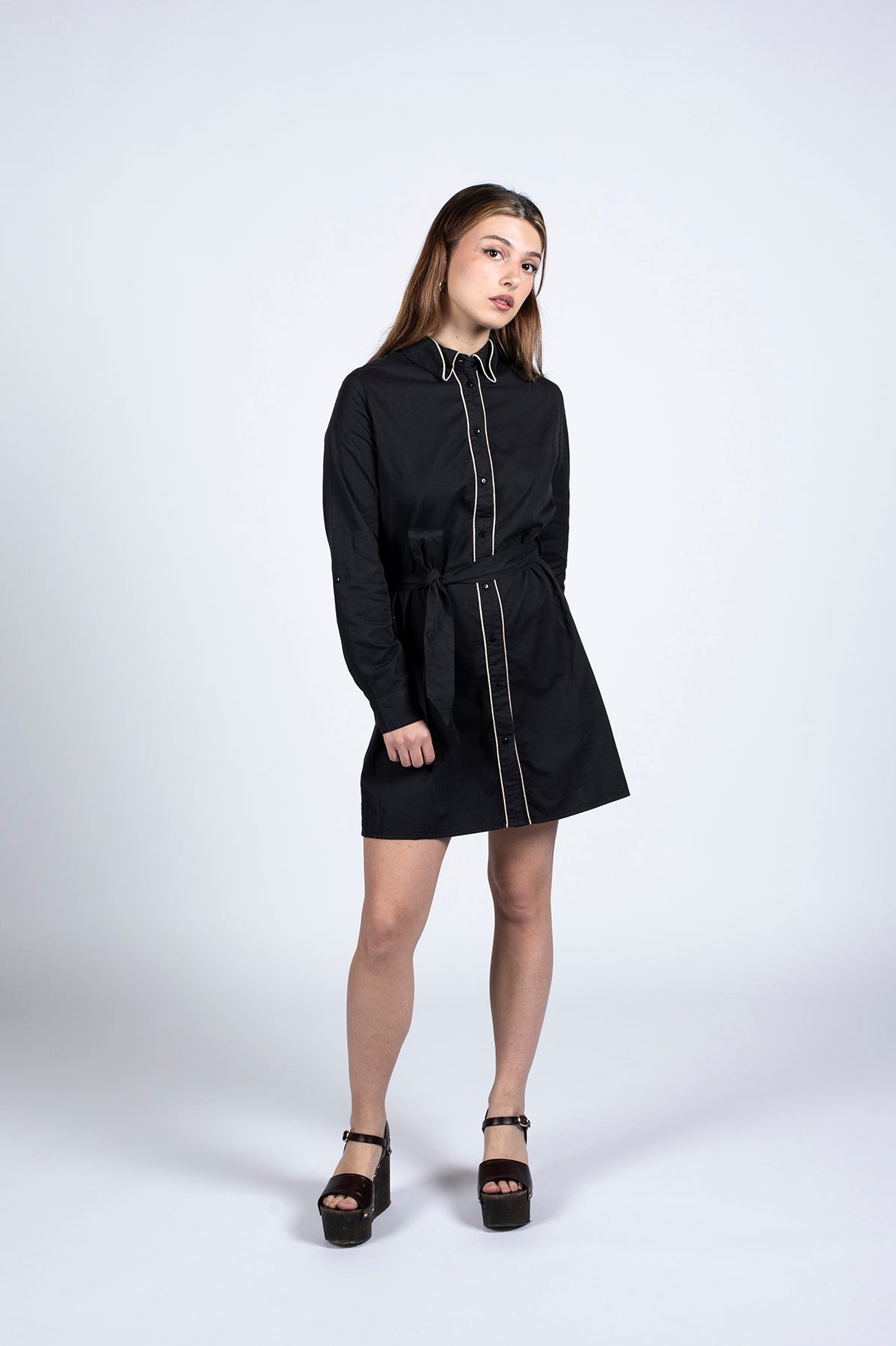 robe col chemise noire mi-longue bicolore avec un liseré doré