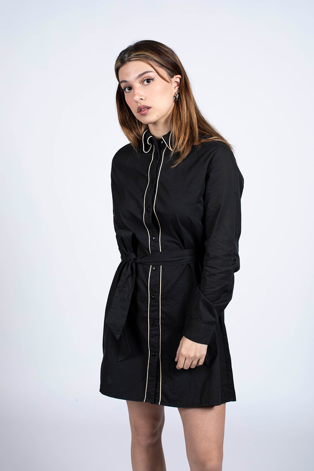 robe noire bicolore ornée d'un liseré doré et col retourné