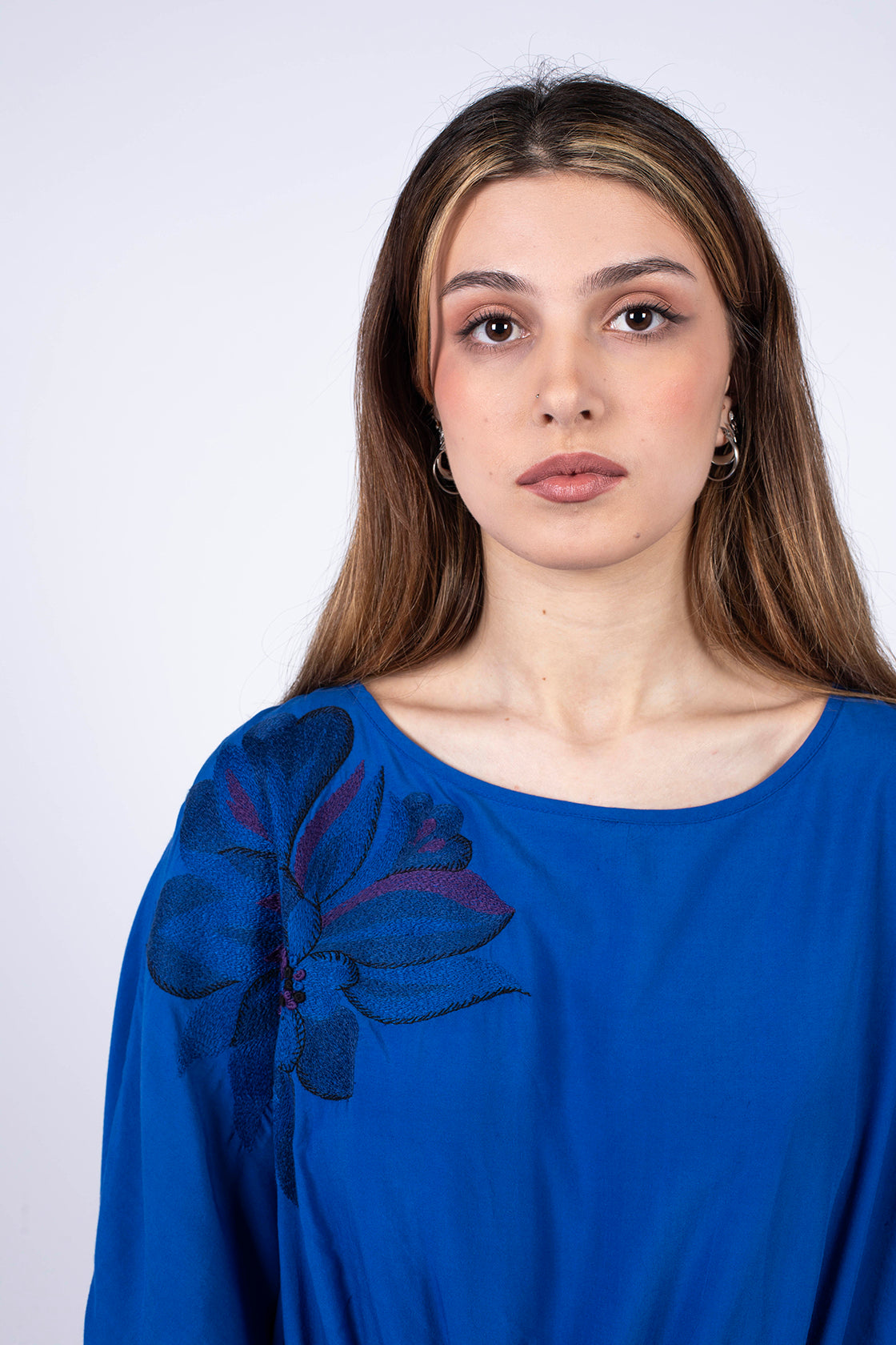 robe bleue indigo avec broderie fleur artisanale entièrement fait main 