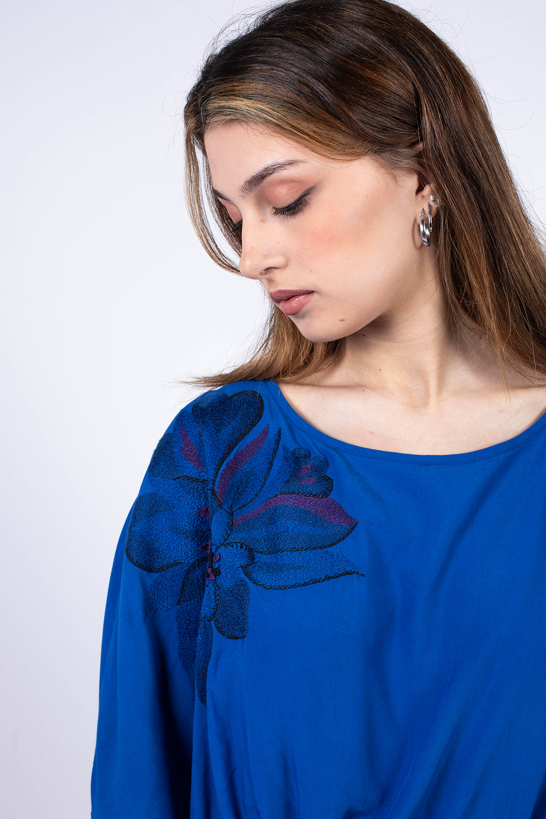 robe bleue indigo avec broderie fleurs artisanale 