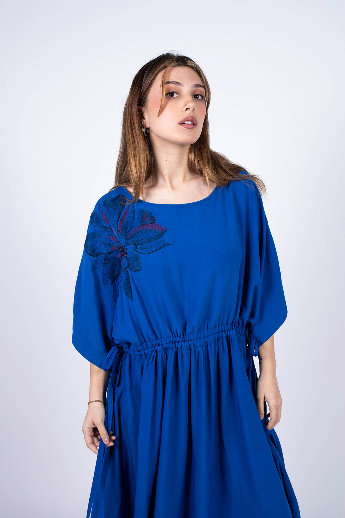 robe longue ajustable avec les liens  en fibre de pétales de roses certifiée ECOVERO