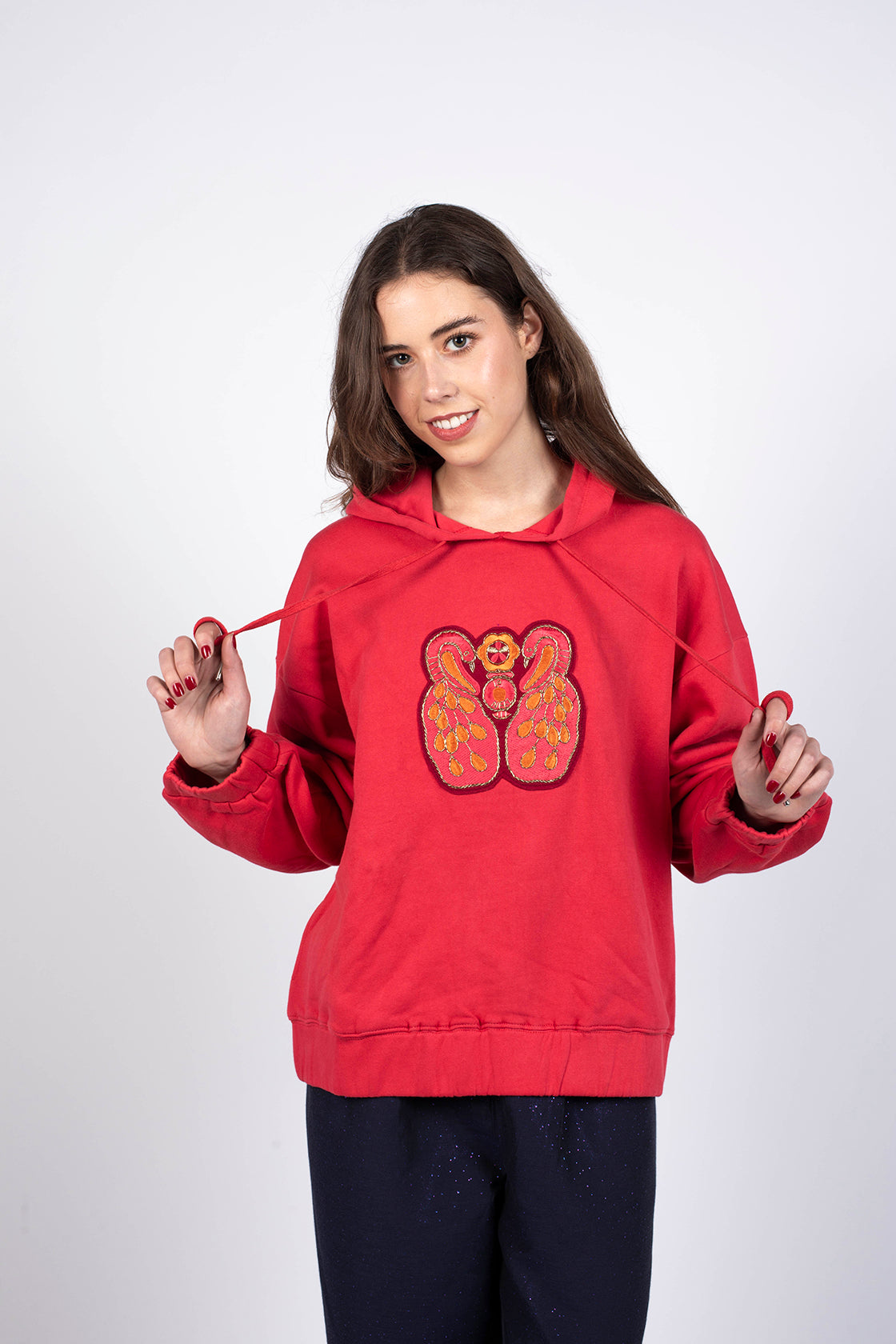 sweat rose avec broderie artisanale sur le devant