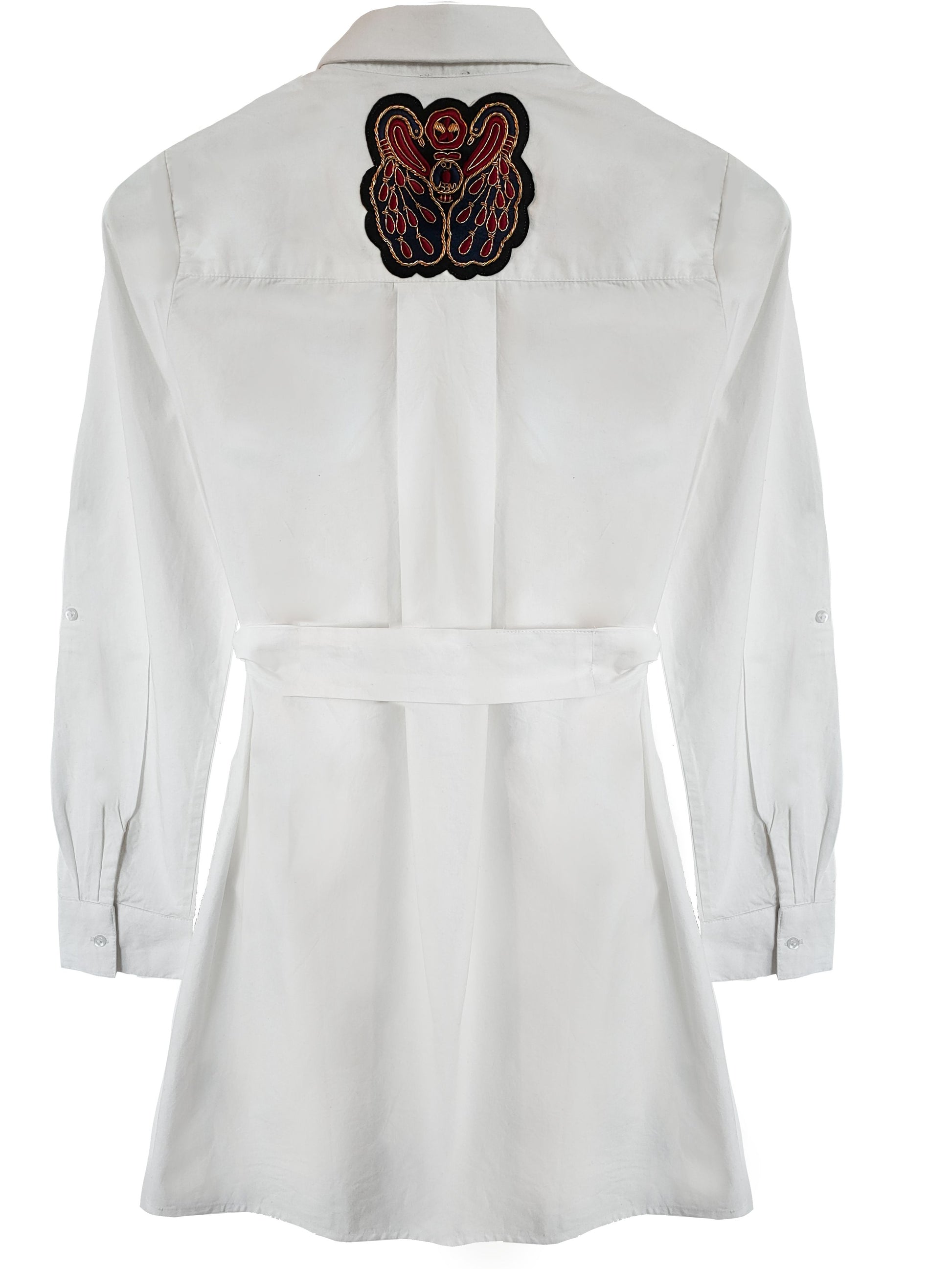 robe type chemise ceintré avec logo brodé de manière artisanale au dos