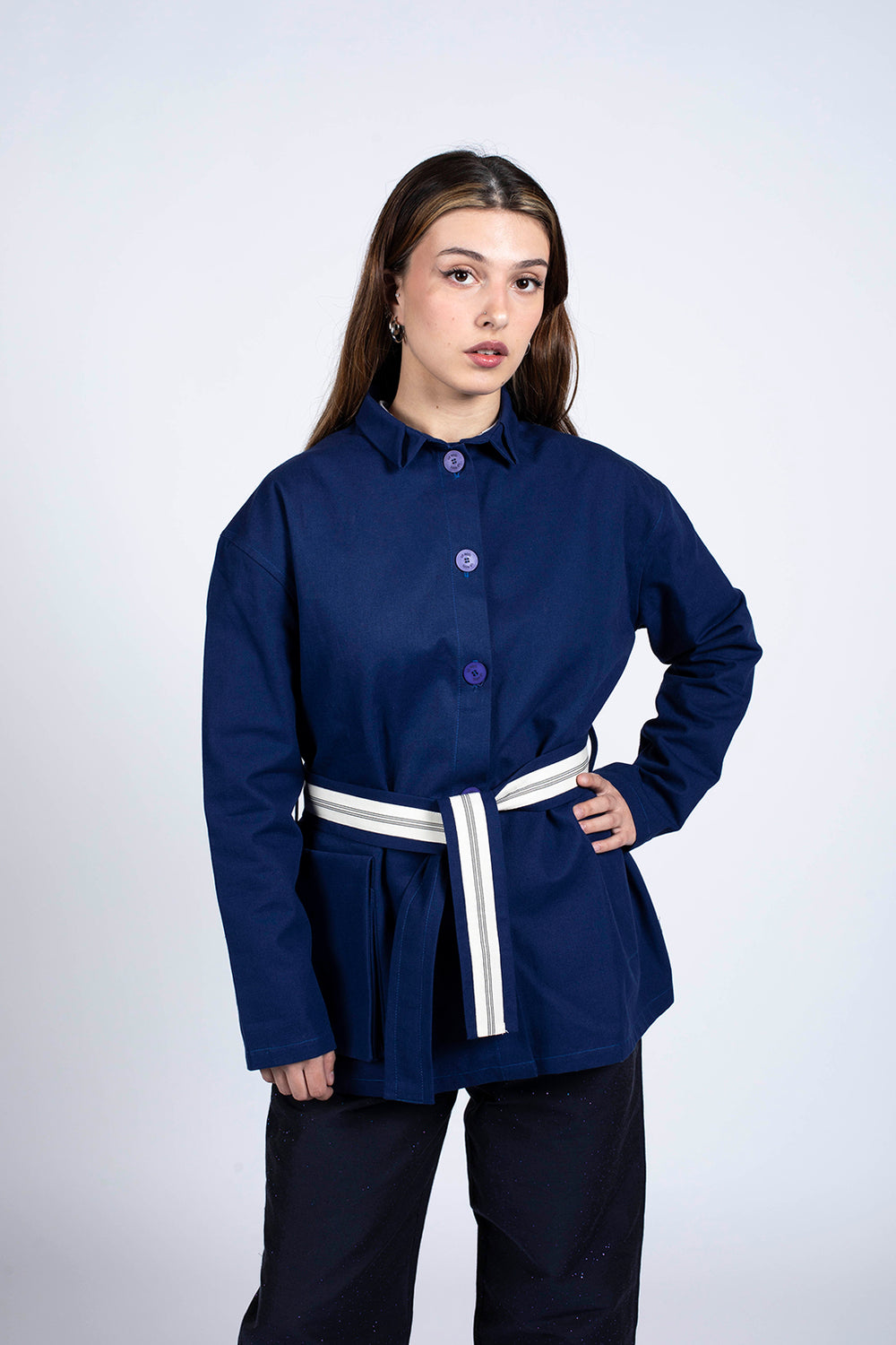 veste bleue type japonaise en coton upcyclé avec ceinture à la taille made in France