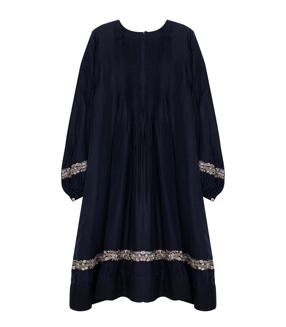 robe bleu marine mi-longue évasée avec broderie artisanale au niveau des manches et du bas de la robe