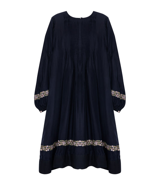 robe bleu marine mi-longue évasée avec broderie artisanale au niveau des manches et du bas de la robe