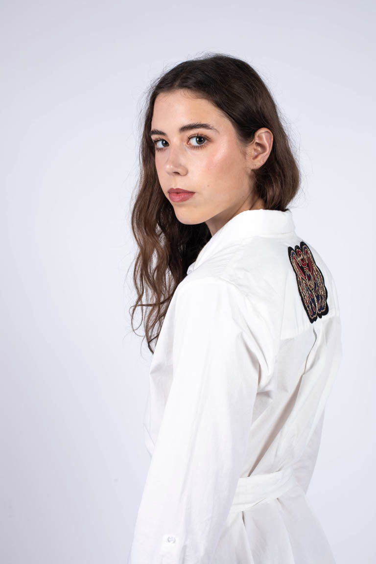 robe blanche type chemise avec broderie artisanale au dos de la robe