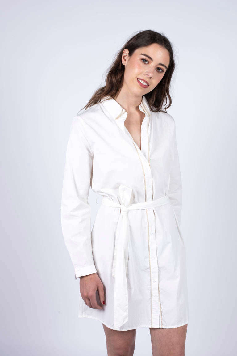 robe chemise blanche avec liseré doré et ceintré à la taille