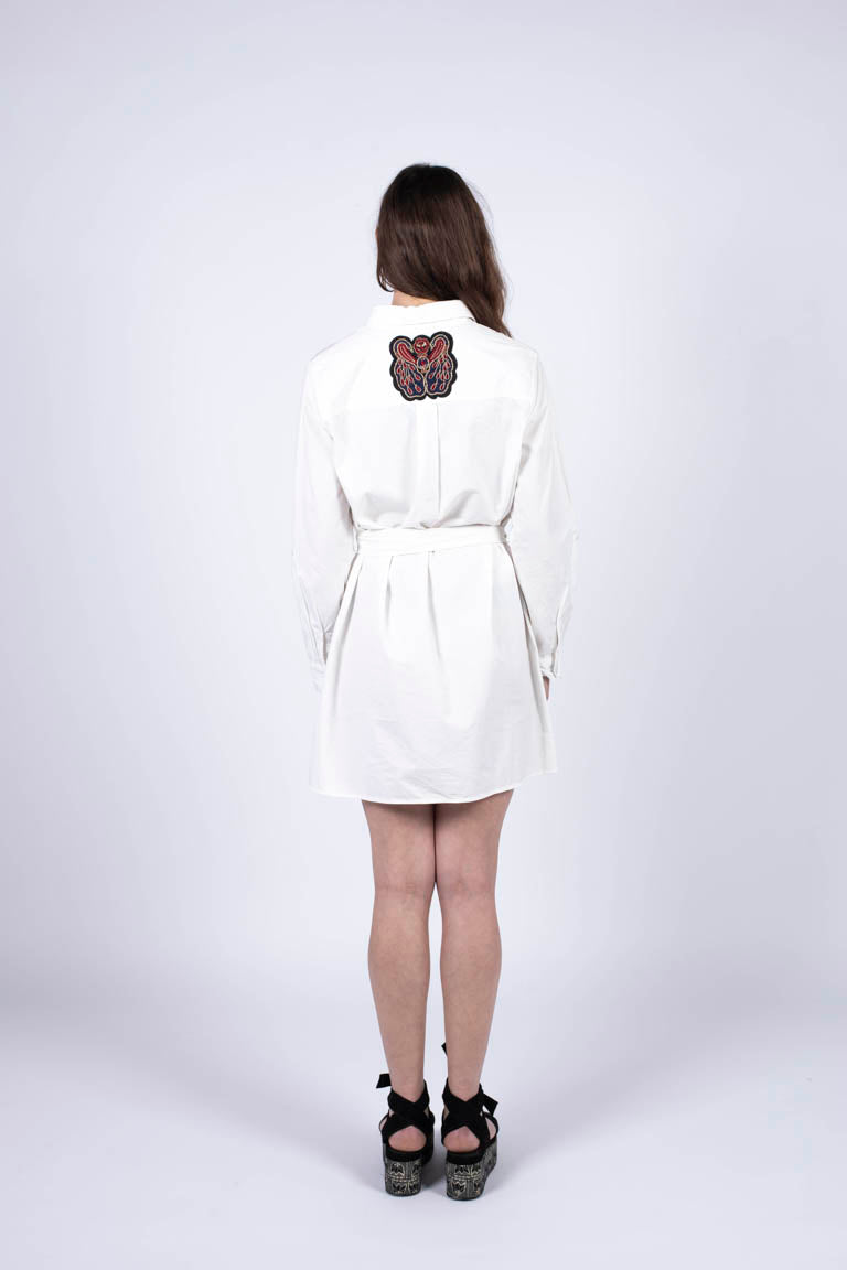 robe blanche mi-longue avec logo brodé de manière artisanale au dos