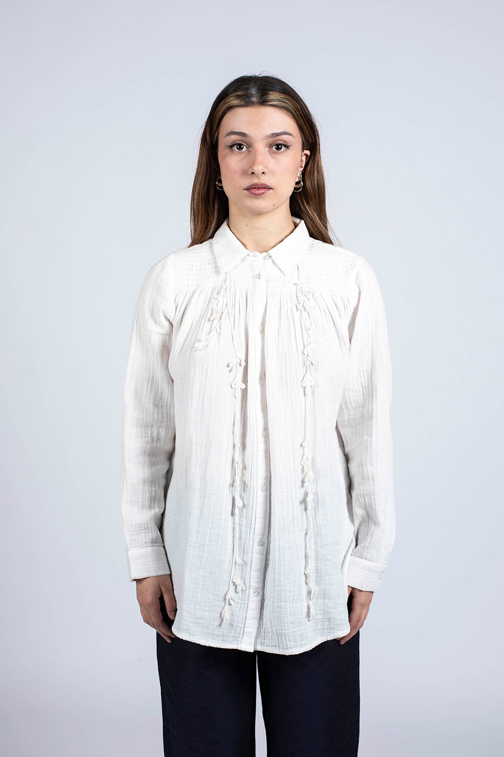 Chemise manches longue en 100% coton bio smok épaule et lien brodé 