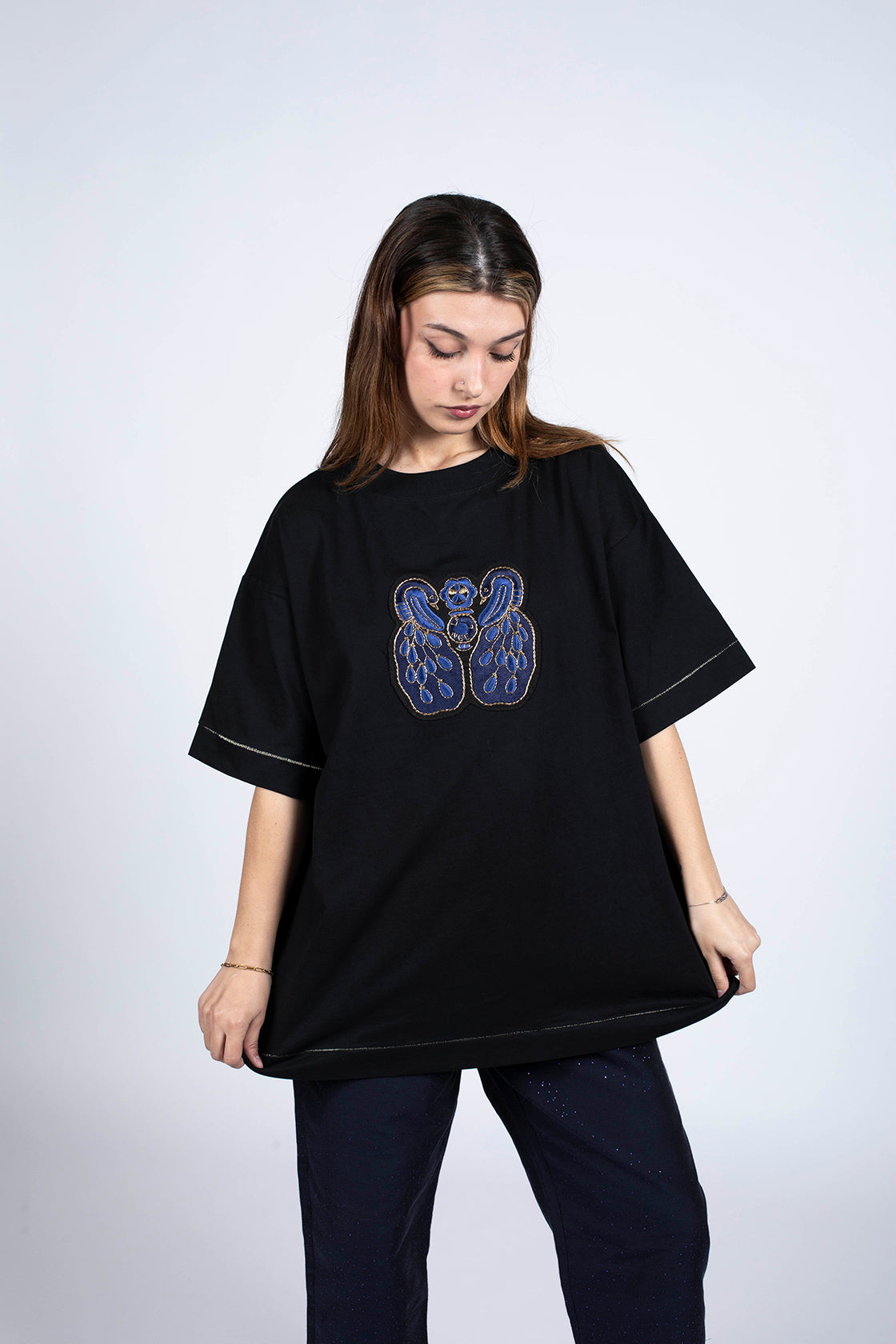 t-shirt noir unisexe oversize avec broderie artisanale en coton bio certifié GOTS