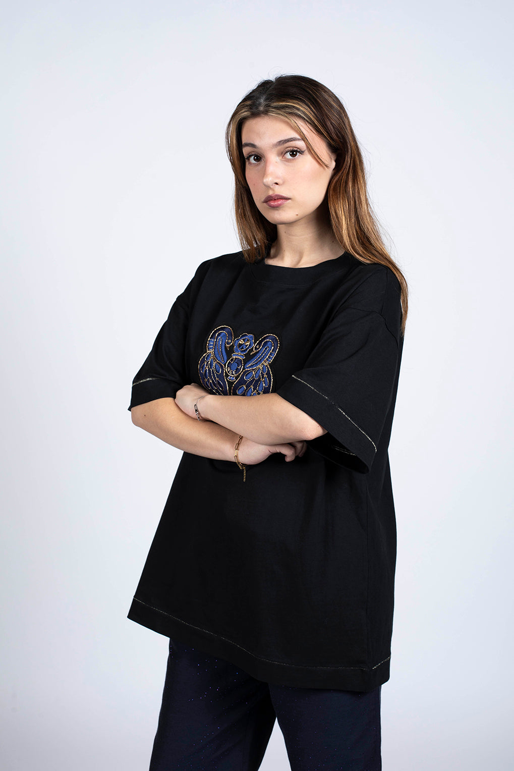 t-shirt noir à manche courte avec broderie artisanale