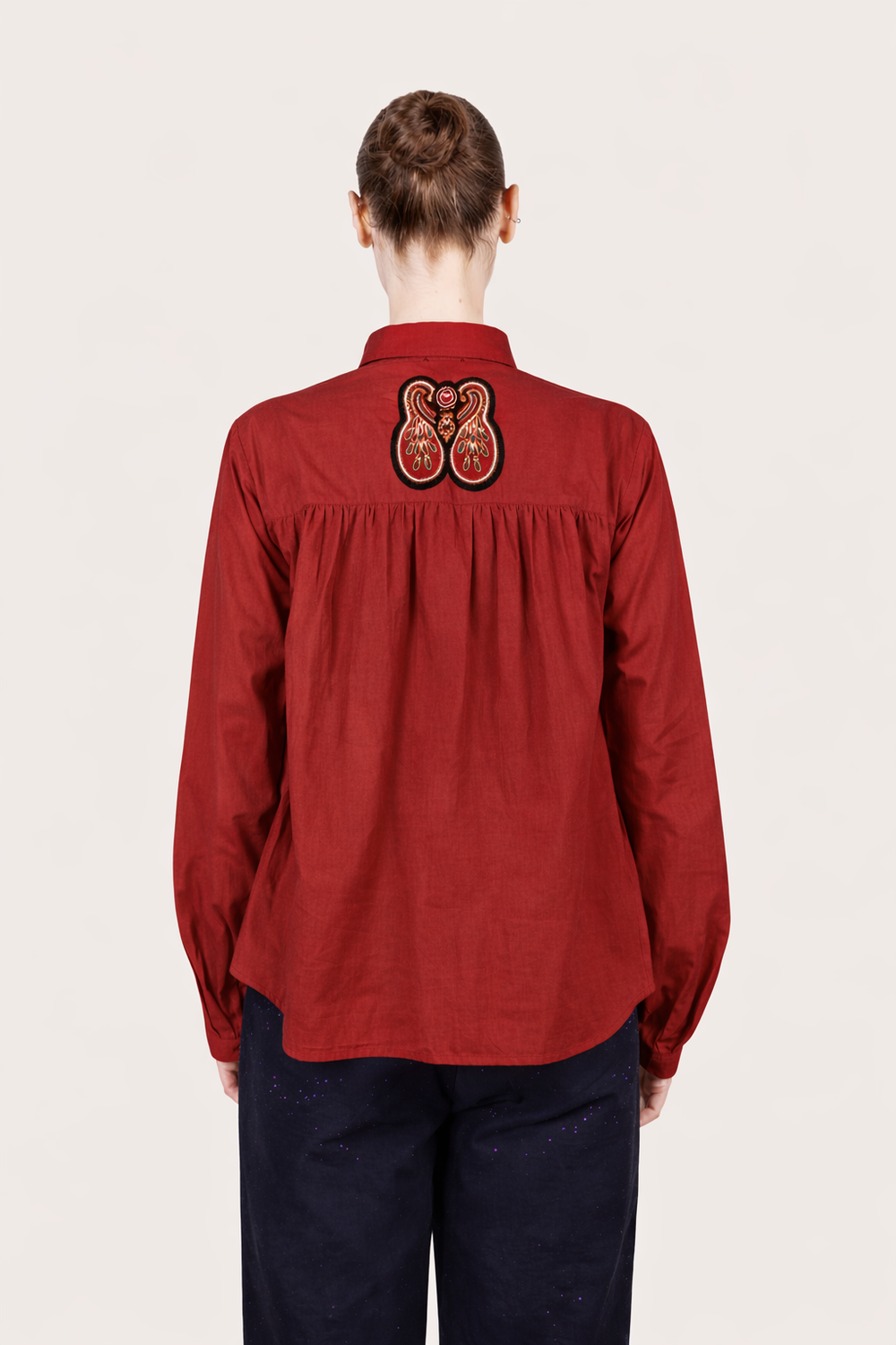Chemise Hila Sunset en coton biologique certifié GOTS, vue arrière avec détail de broderie de paon au dos.