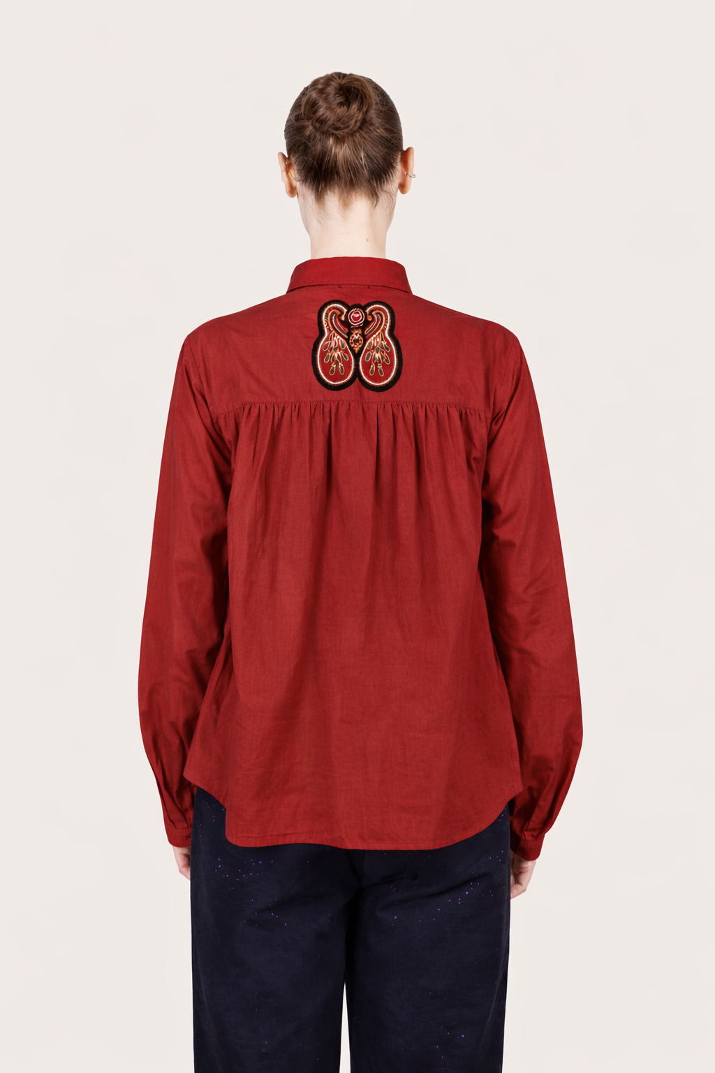 Chemise Hila Sunset en coton biologique certifié GOTS, vue arrière avec détail de broderie de paon au dos.