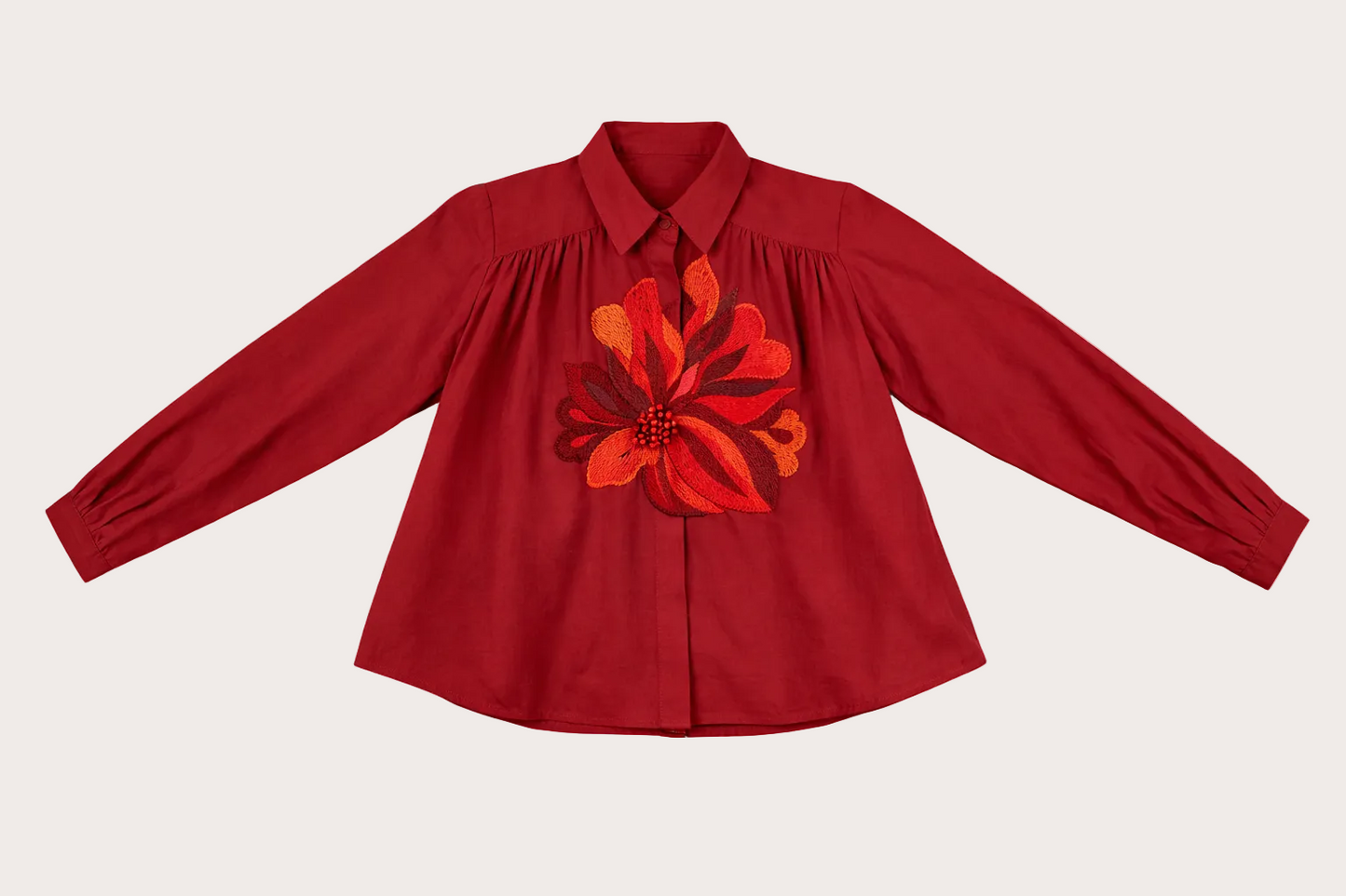 Chemise Hila Sunset rouge en coton biologique GOTS, avec broderie de paon sur le devant