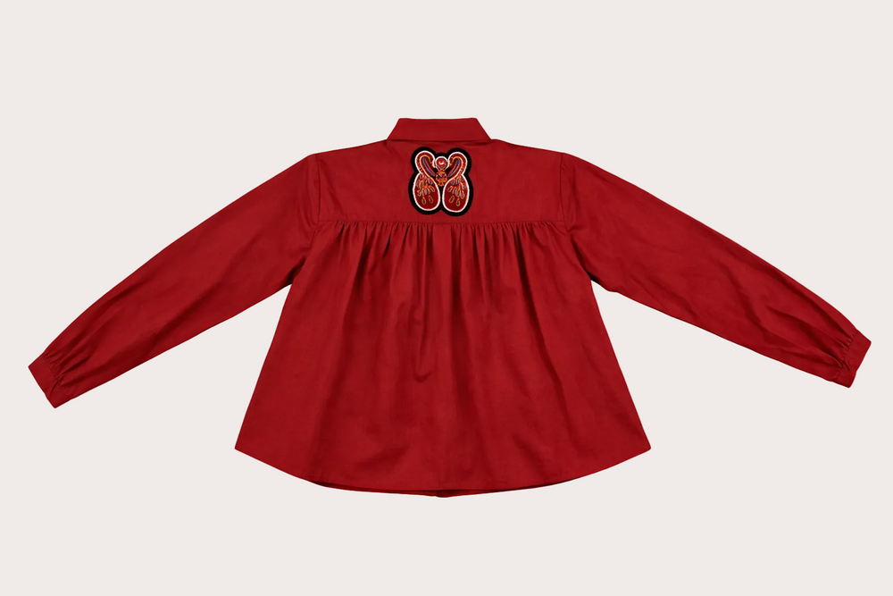 Dos de la chemise Hila Sunset rouge en coton biologique Hila Sunset avec détail brodé