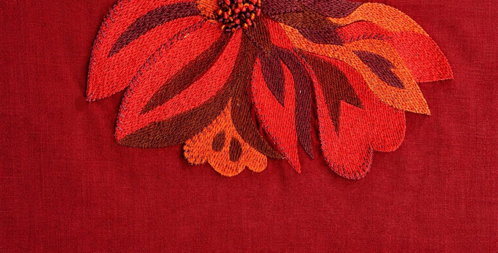 Détails de la broderie sur la Chemise Hila Sunset en coton biologique 