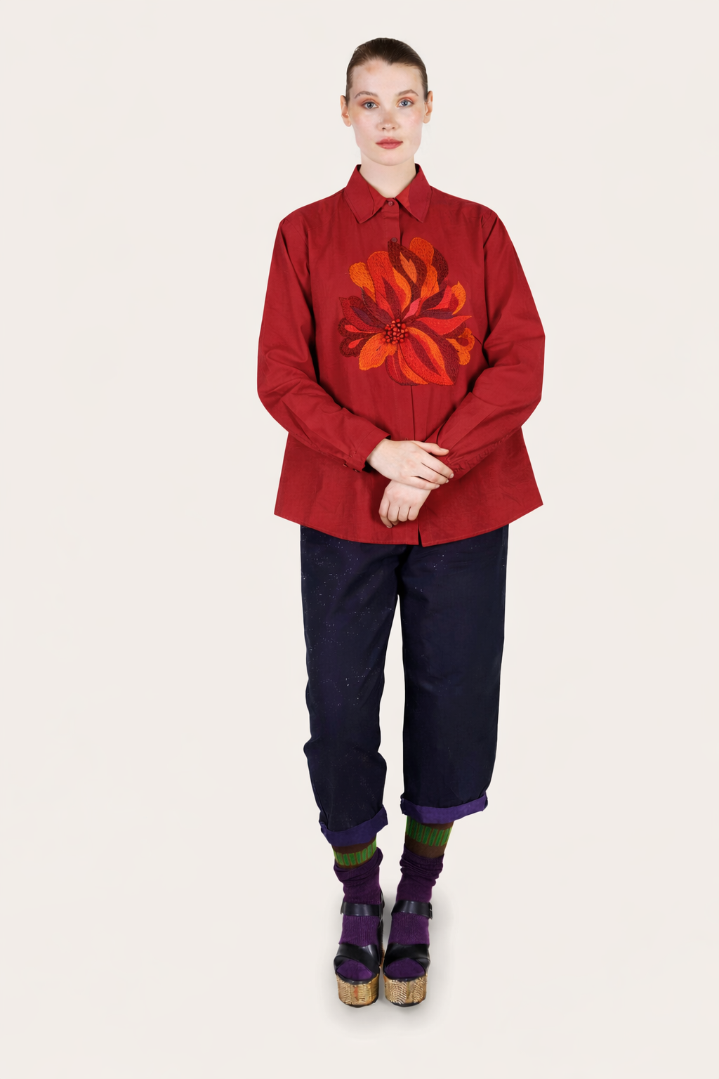 Chemise Hila Sunset rouge en coton biologique GOTS, coupe fluide et structurée, broderie florale artisanale sur le devant