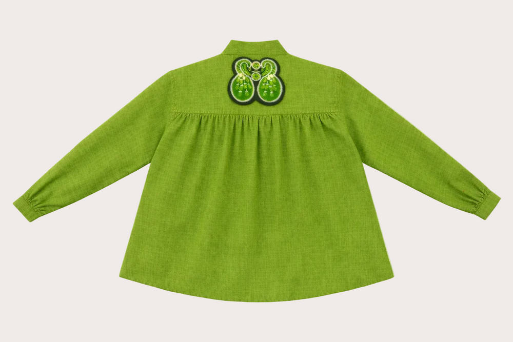 Chemise Hila verte vue de dos, coton biologique GOTS