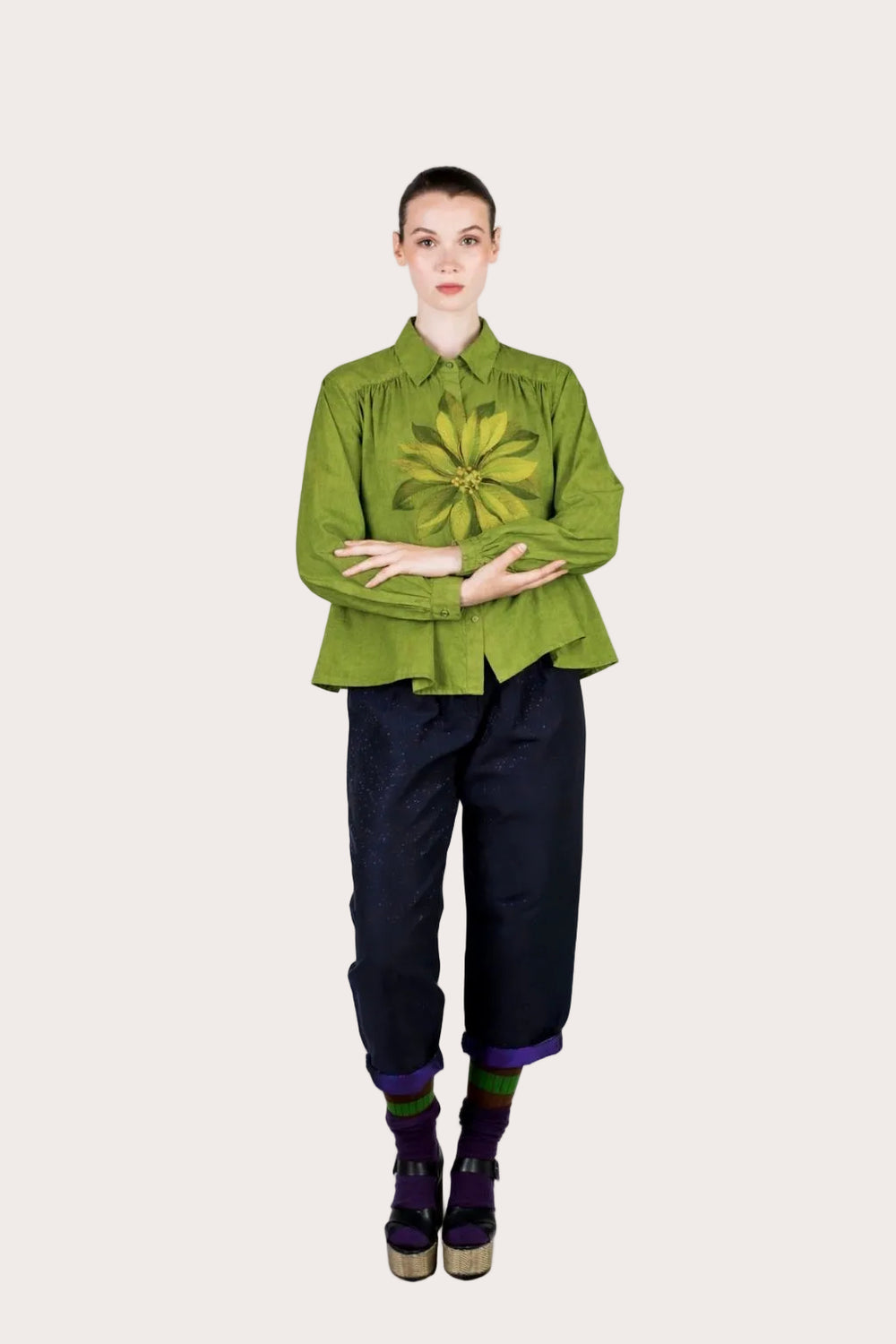 Chemise verte Hila en coton biologique certifié GOTS, coupe confortable et structurée. Pièce de mode durable à teinte végétale lumineuse, douce et respirante, idéale pour un usage quotidien.