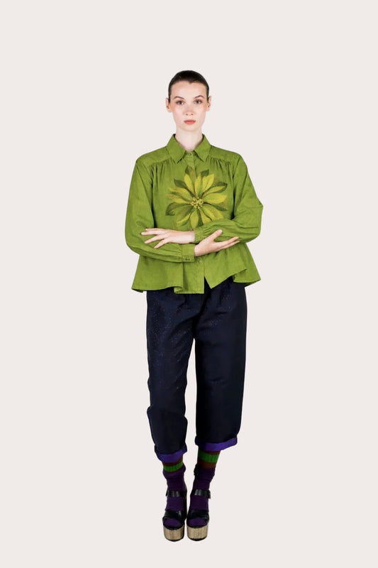 Chemise verte Hila en coton biologique certifié GOTS, coupe confortable et structurée. Pièce de mode durable à teinte végétale lumineuse, douce et respirante, idéale pour un usage quotidien.