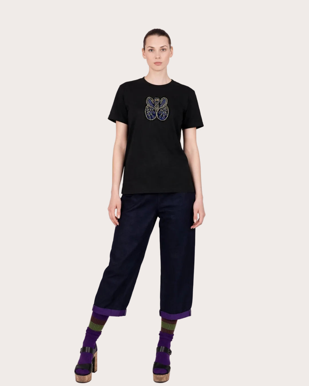 Vue de face du t-shirt Ocean noir en coton bio certifié GOTS, coupe droite unisexe mettant en valeur sa broderie artisanale au centre.