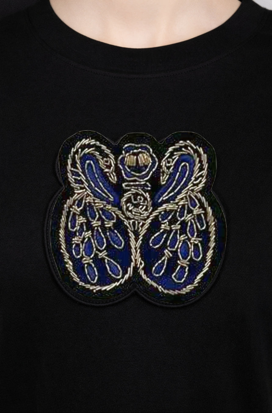 Détails de la broderie de paon Lo Neel T-shirt Ocean Noir unisex en coton biologique made en France 